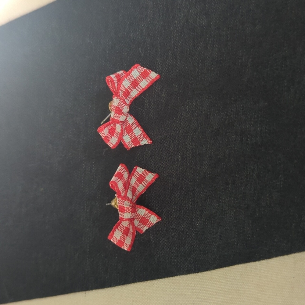 Red/white gingham bow earrings